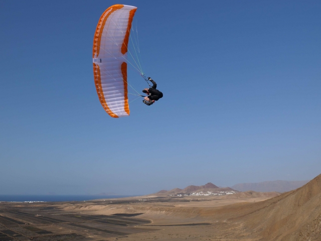  Parapenle en pleno vuelo 