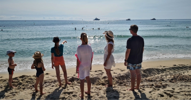  Participantes disfrutando de la playa 