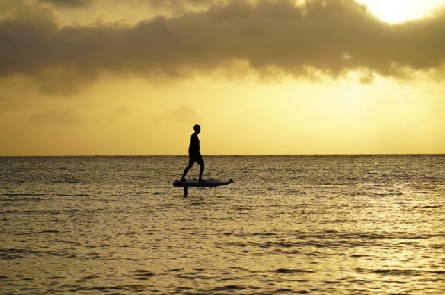  E-foil bajo una puesta de sol 