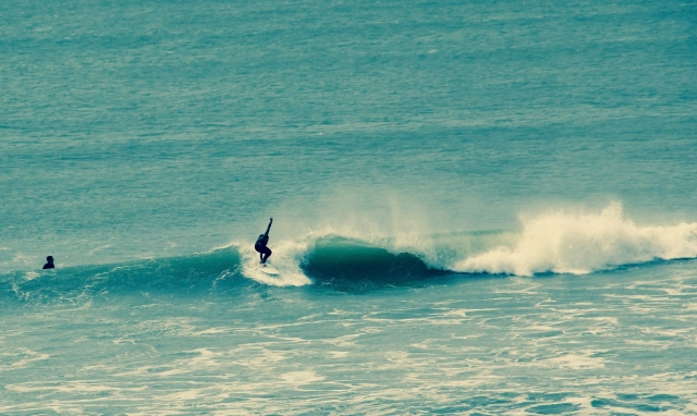  En medio de una sesión de surf 
