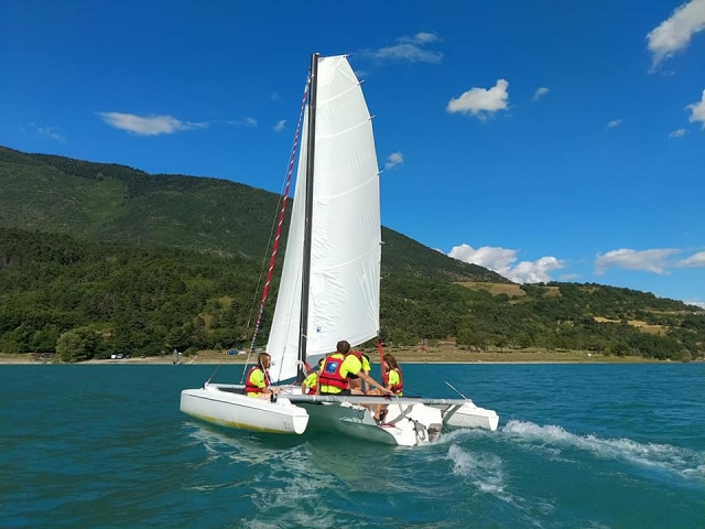  A bordo de su catamarán 