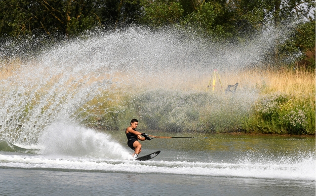  Esquí náutico deslizanle en el lago Bonnet 