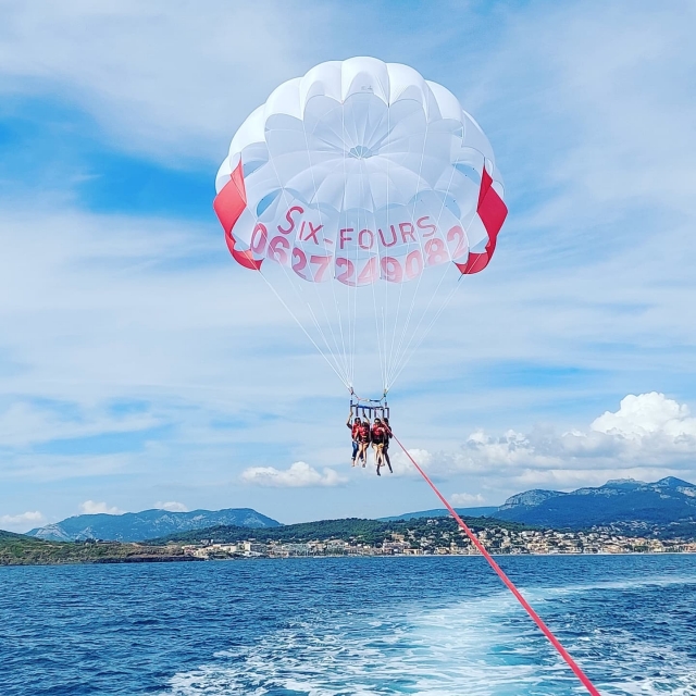  paracaídas sobre el agua 