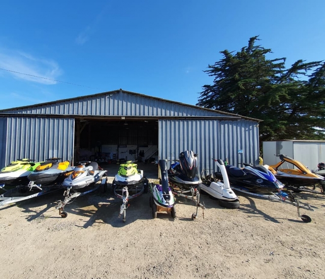 Muchas jet skis disponibles 