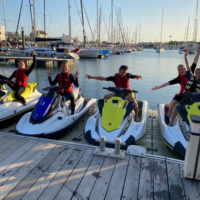  Paseo en jet ski con todos tus amigos 