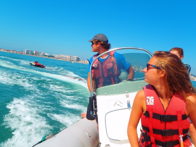  Boya remolcada por un barco en Les Sables d'Olonne 