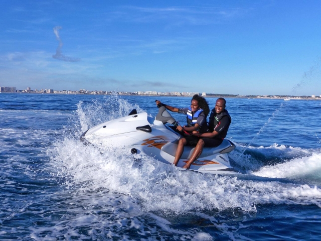 Paseo en jet ski frenle a la playa de Sables d'Olonne 