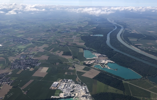  Vuelo sobre bonitos paisajes 