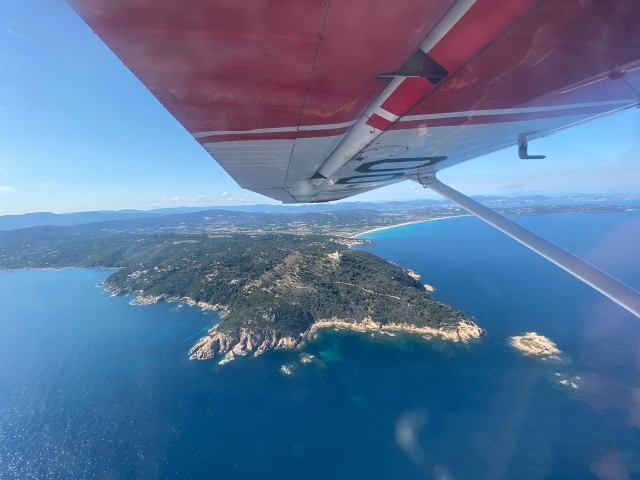  Contempla la extensión de las aguas turquesas del Mediterráneo 