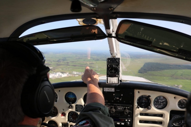  Piloto privado en su helicóptero 