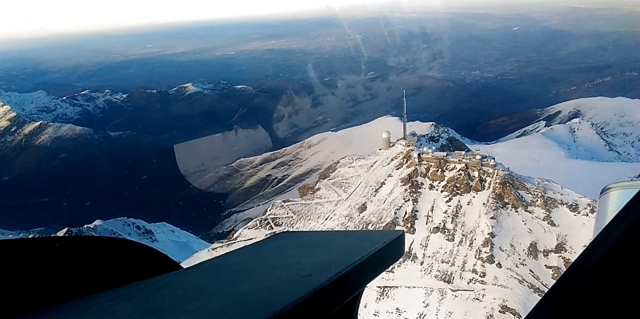  Vuelo sobre las montañas en invierno 