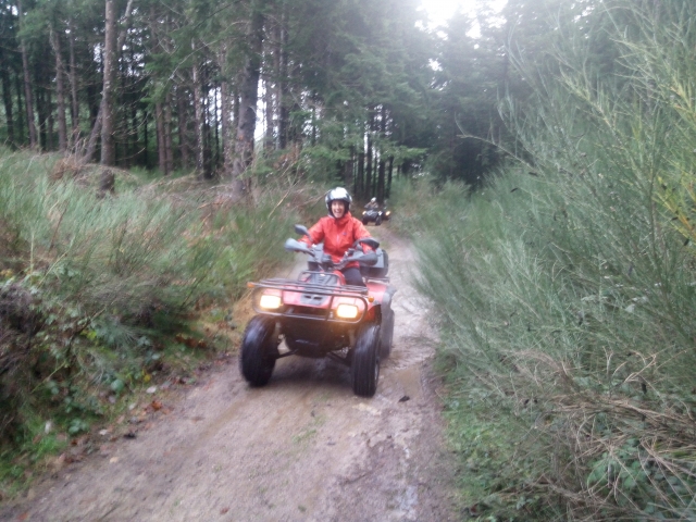  Paseo en cuatrimoto en medio del bosque 