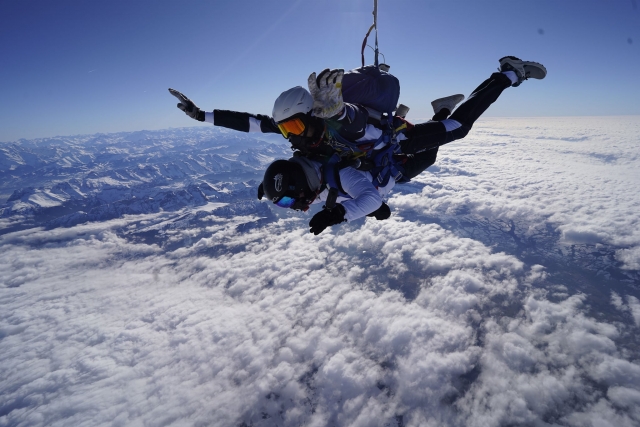  Vuelo en paracaídas sobre las nubes 