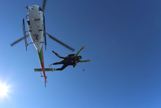  Salto en paracaídas desde helicóptero 