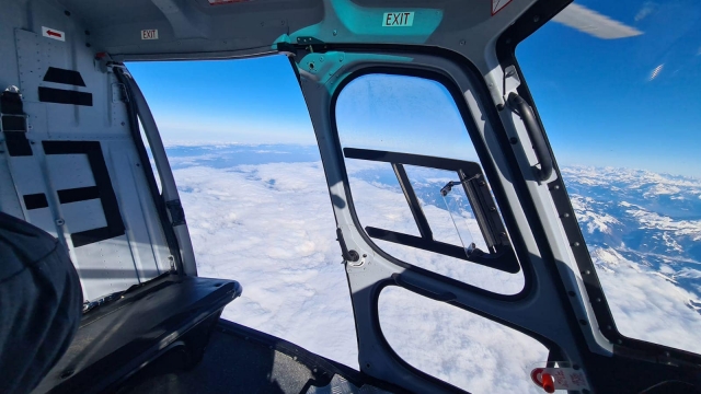  ¡Una experiencia única que combina vuelo en helicóptero y salto en paracaídas! 