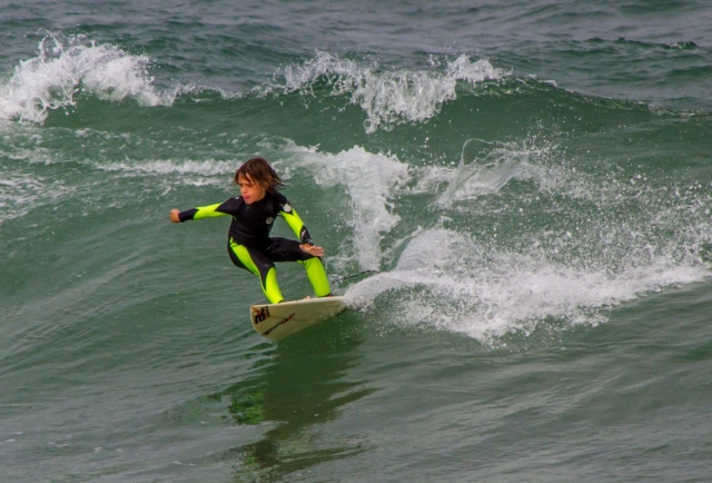 Niños en su tabla de surf 