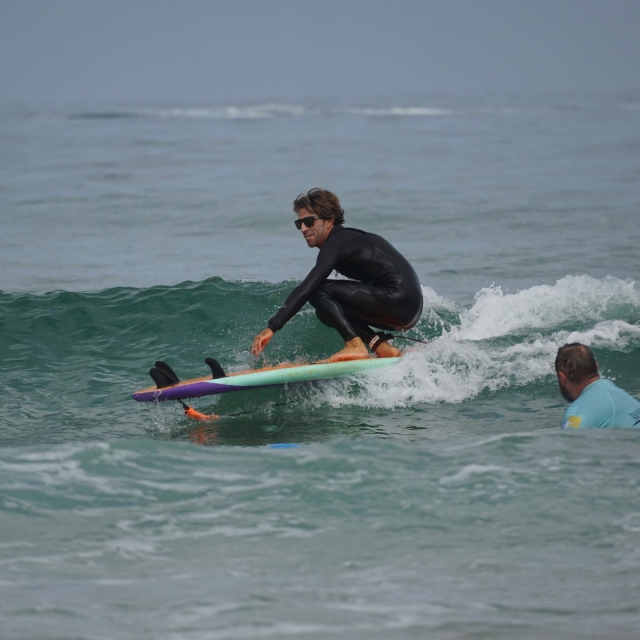  Dominio del surf, incluso con la tabla al revés 