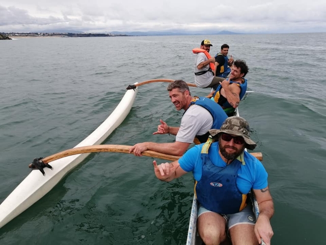  Paseo en canoa con amigos 