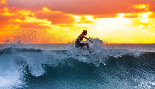  Sesión de surf al atardecer 
