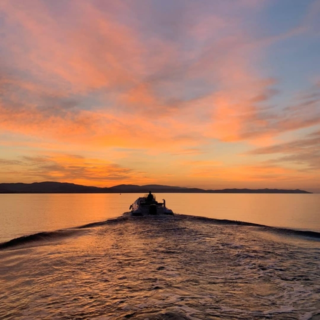  Paseo en barco al atardecer 