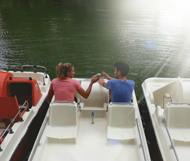  Paseo en dos en botes a pedal