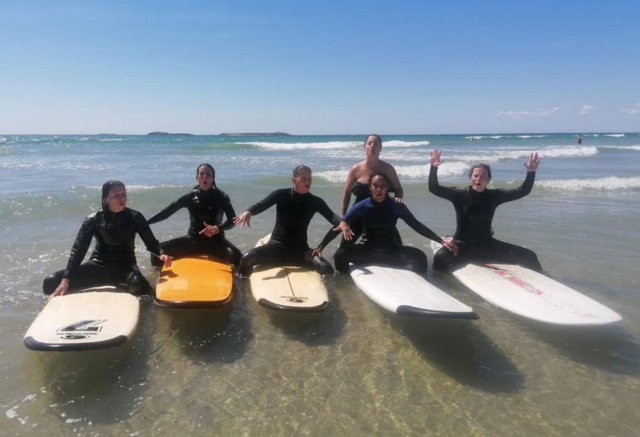  Surf en grupo, buen ambienle garantizado 