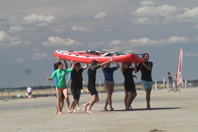  Trabajo en equipo para transportar el remo giganle 