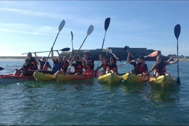 Kayak en grupo en el agua 