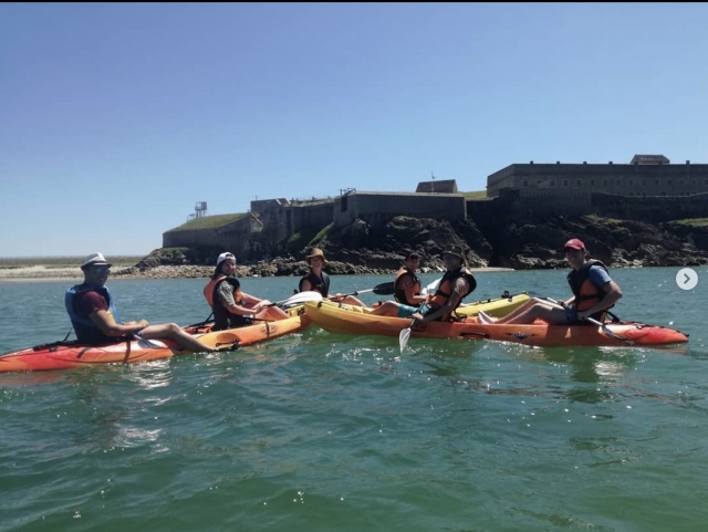 Foto de grupo en kayak 