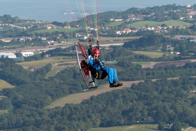 Piloto de paramotor ultraligero 