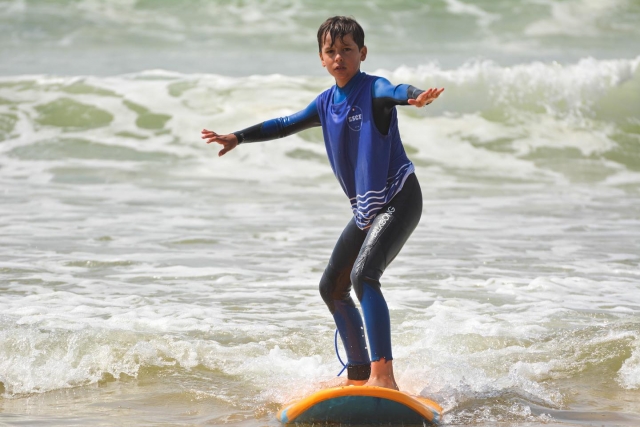 Niño sobre su tabla de surf 