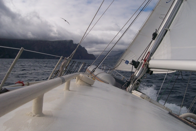 Frenle a un velero en el mar 