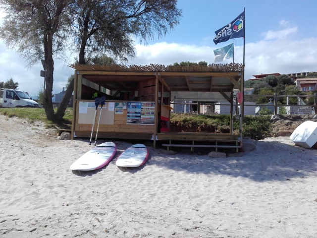 Cabaña de playa para deportes acuáticos 