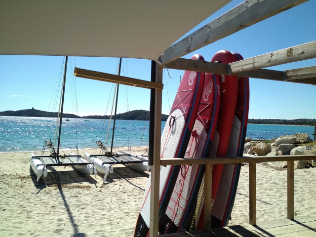  Tablas de Stand Up Paddle y veleros a la orilla del agua 