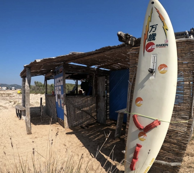  Cabaña en la playa y tabla de surf