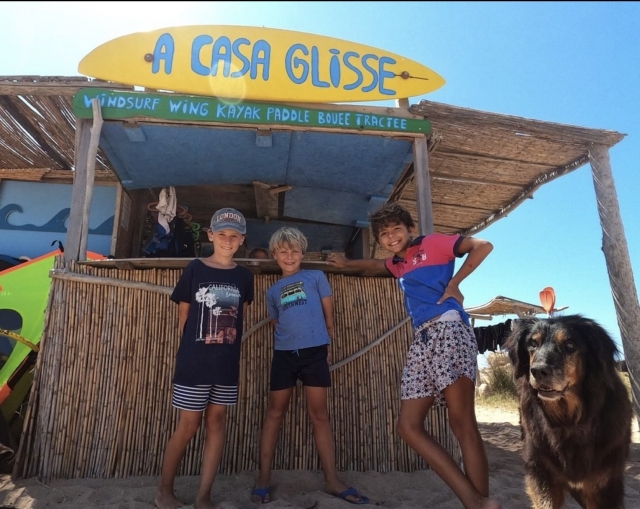  Niños frenle a la cabaña de recepción de A Casa Glisse 