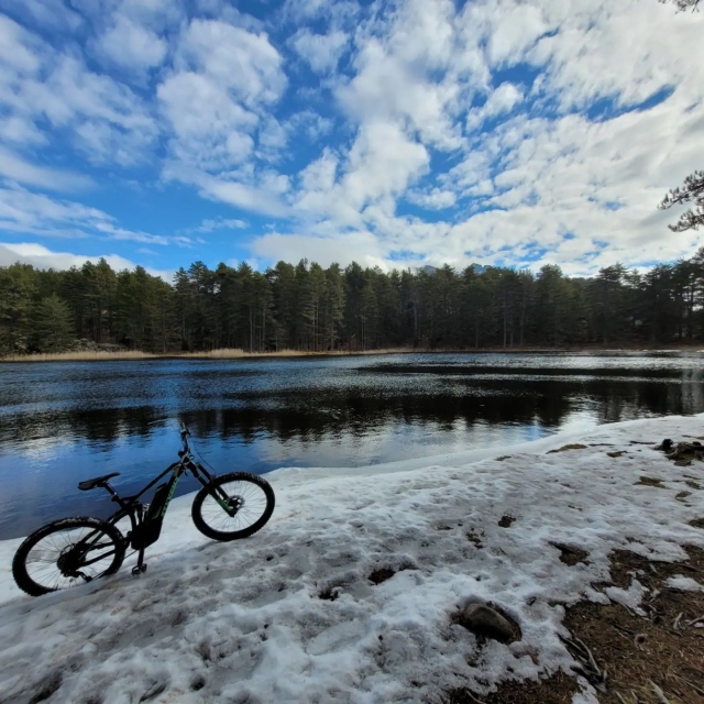 En bicicleta por un lago nevado 