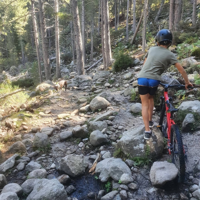  Bicicleta de cerro entre grandes rocas 