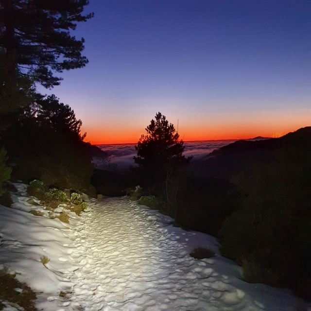  Ciclismo de cerro nocturno con atardecer