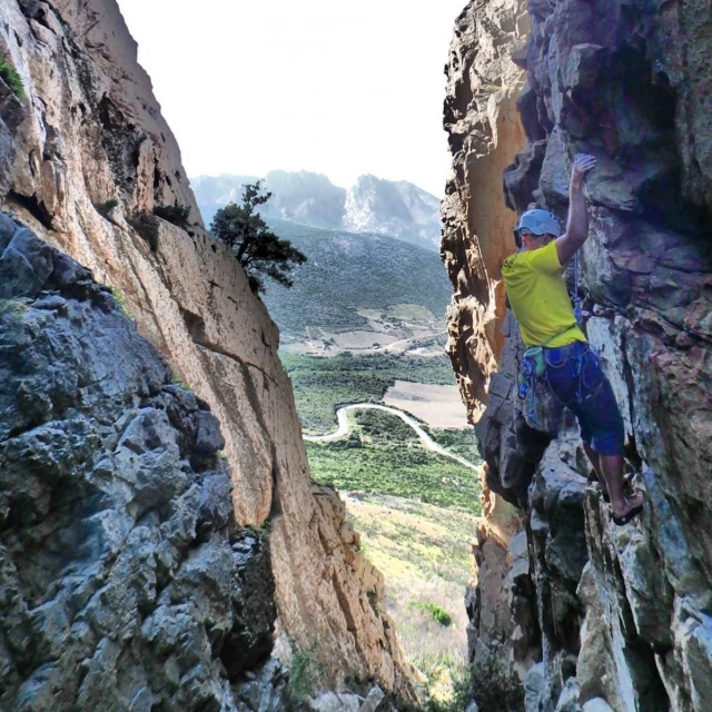  Hombre escalando entre dos acantilados 