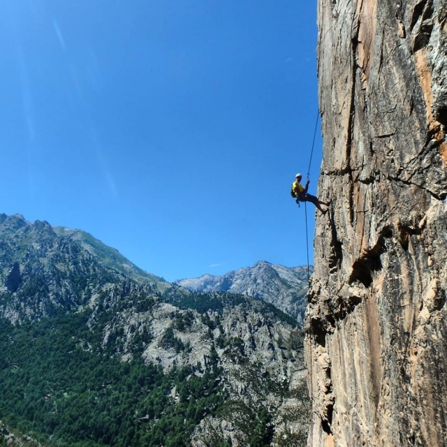  Gran acantilado de escalada en Córcega 