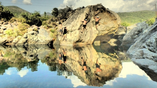  Reflejo de las montañas en el agua 