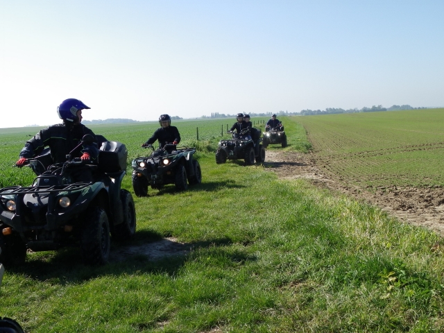  Cuatrimoto en los campos verdes 