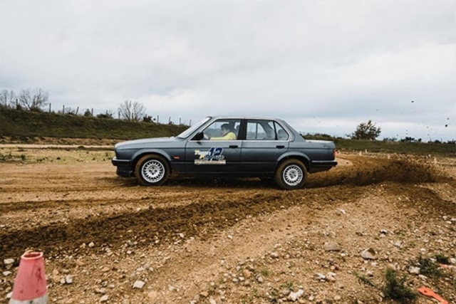  Carro en circuito de tierra 