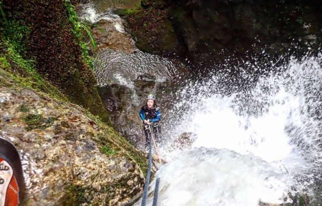  Gran cascada entre acantilados 
