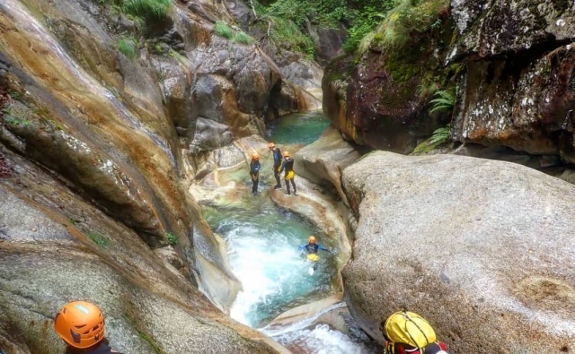  Baño natural de aguas cristalinas agua entre las rocas 