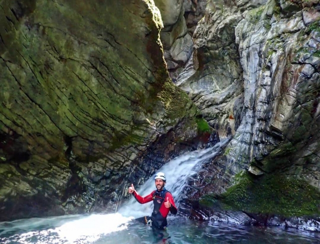  Nadar en el fondo del río