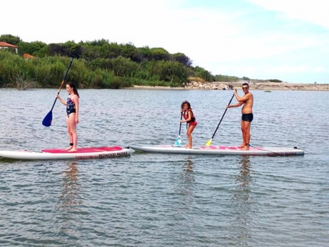  Paddle entre madre e hijas en el lago 