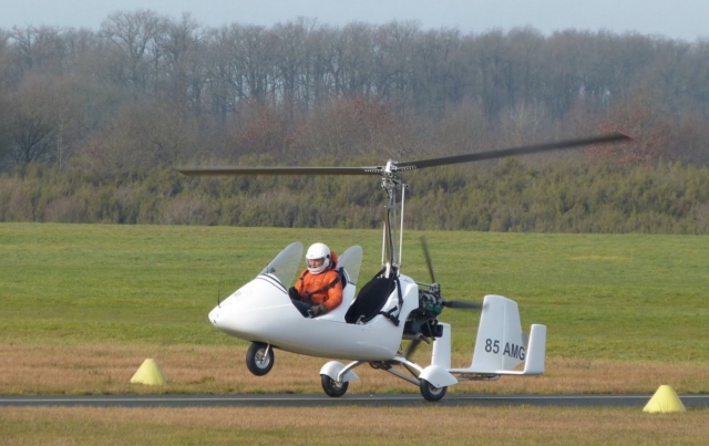  Autogiro despegando