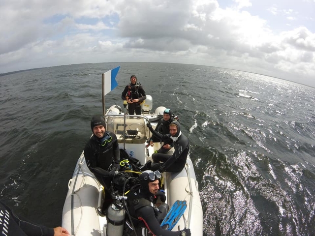  ¡Todos en el barco, listos para bucear! 
